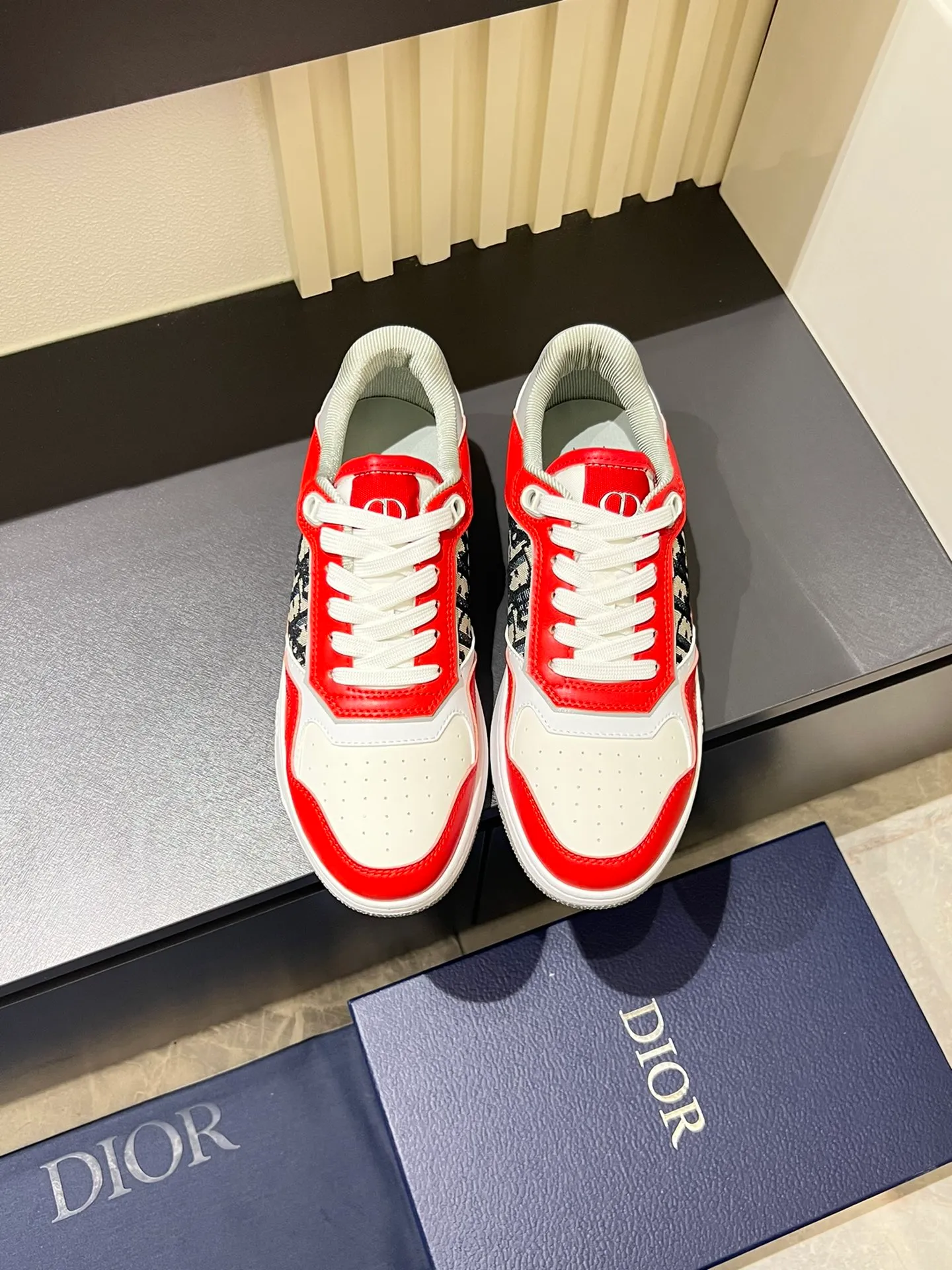 Men's shoes 💰p460 "Dio*" mid-top B27 casual sneakers. This B27 high-top sneaker is a new product in the series and continues Di*r's classic style. Crafted from gray and white smooth calf leather with beige and black Oblique print panels on the sides. The "CD Icon" shaped shoelace eyelets are clever and delicate, and the two-color rubber sole, rear collar and heel are all equipped with the brand's iconic details to enhance the style. Oblique printed straps at the ankle allow for an adjustable fit to complement the overall design. Fashionable and versatile, it can complement any look. Create an exquisite design with unique dynamic vitality and modern atmosphere, presented in low-top and high-top styles. This new must-have shoe adds a new dimension to Dior's archive heritage, embodying modern elegance. Purchase the original version and make it 1:1. If you need top quality, please come to me! Male 38-44!